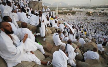 Pelegrinët muslimanë vazhdojnë udhëtimin shpirtëror me vizitën në malin Arafat