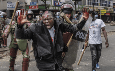 Policia keniane arreston qindra të akuzuar për plaçkitje gjatë protestave…