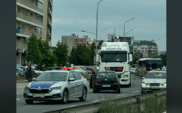 Vetura përplaset me një kamion në Prishtinë, aksidenti shkakton kolona…