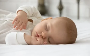 Sa kohë duhet të flejë foshnja me prindërit në dhomë?