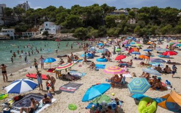 Mallorca ndalon praktikën e urryer: “Rezervimi” i plazhit me peshqir…