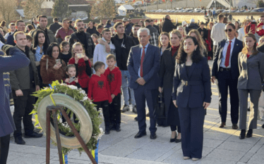 Osmani homazhe në Prekaz: Betohemi para varreve të Jasharëve se…