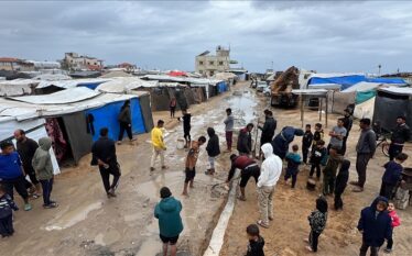 Palestinezët e detyruar të migrojnë nga sulmet izraelite, luftojnë me…