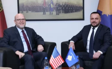 Maqedonci e nderon ambasadorin Hovenier, me medaljen për shërbim të…