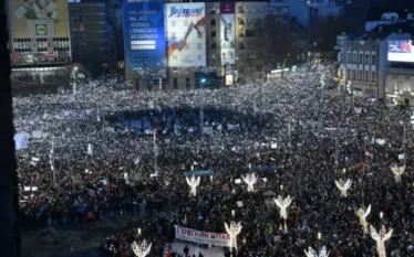 Vuçiq nuk gjen rrugëdalje në Serbi – synon të ndezë…