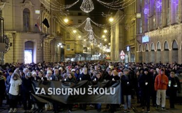 Kroaci, mijëra persona marshojnë me qirinj “Për një shkollë të…