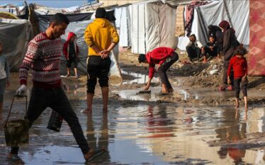 Palestinezët e Gazës po luftojnë për mbijetesë në tenda të…