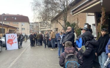 Serbët e veriut të Mitrovicës në mbështetje të protestës në…