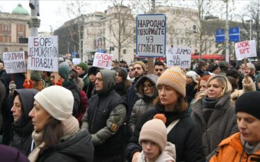 Protestat në Serbi, studentët dhe qytetarët vazhdojnë me bllokimin e…