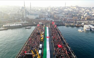 Dhjetëra mijëra njerëz mblidhen në Istanbul në ditën e parë…