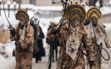 Me paradën tradicionale të maskave filloi Karnavali i Vevçanit