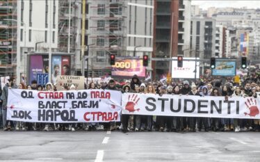 Studentët bllokuan udhëkryqet kryesore në Beograd, shprehin pakënaqësi me punën…