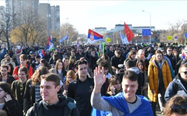 Protestat në Serbi, studentët nisen në këmbë drejt Novi Sadit