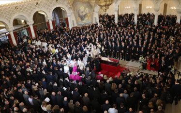 Mbahet ceremonia mortore për Kryepeshkopin e Kishës Ortodokse të Shqipërisë