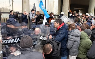 Vazhdojnë protestat në Serbi, demonstruesit qëlluan me vezë policinë