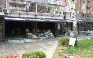 Protestë e dhunshme në Koçan pas tragjedisë, demolohet kafeneja e…