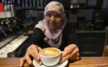 Istanbul, 70-vjeçarja punon si bariste në një kafene moderne